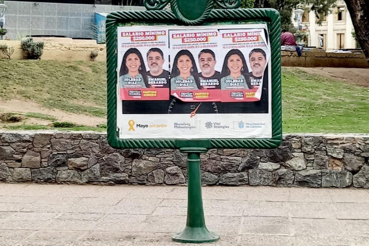 Elecciones 2023: carapantallas que, por ordenanza municipal, son para publicidad institucional, están tapados con carteles electorales. (La Voz)
