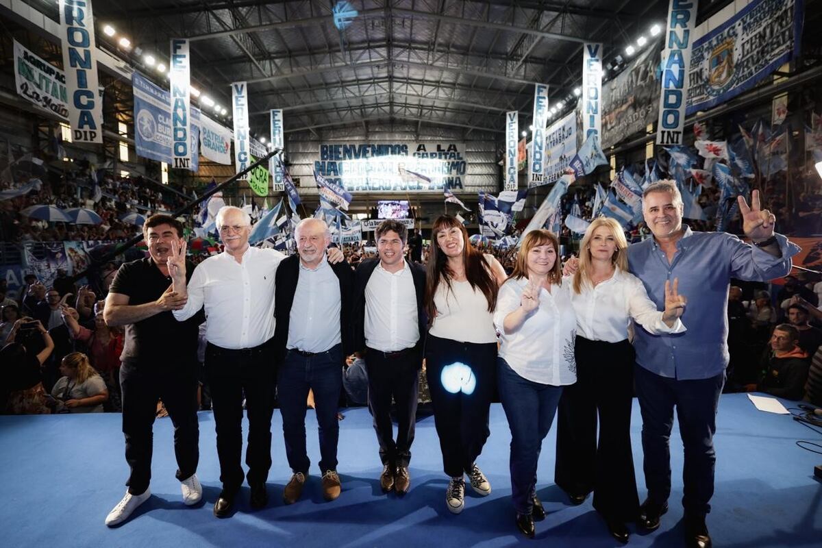 PJ bonaerense. Alejandro "Topo" Rodríguez (primero desde la derecha) se mostró muy cerca del gobernador Axel Kicillof. El bonaerense tiene un vínculo muy estrecho con Natalia de la Sota.