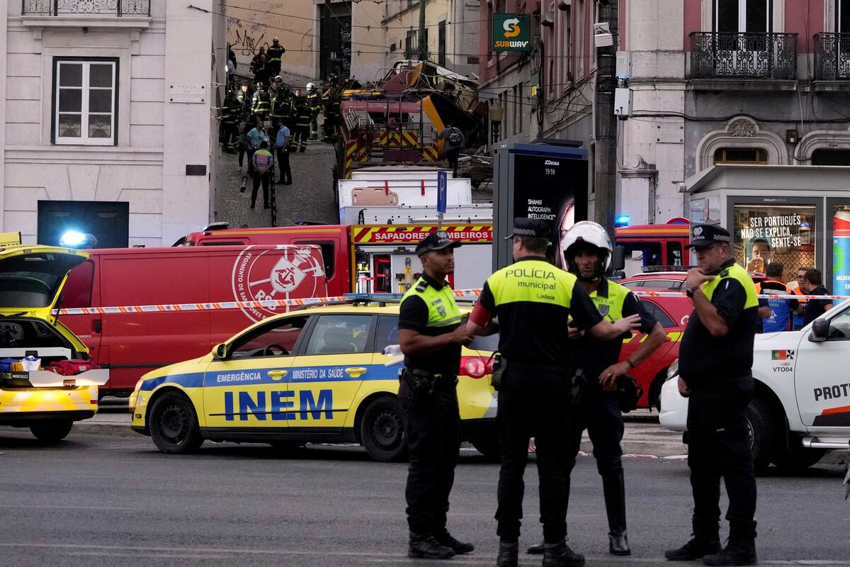 Tragedia en Lisboa: un tranvía turístico descarriló y dejó al menos 15 muertos. (AP)