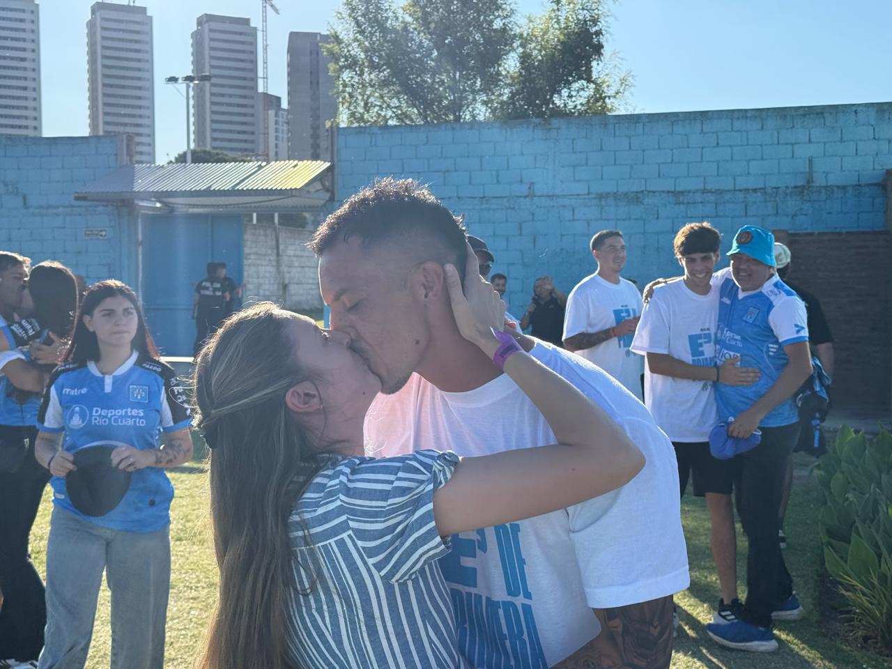 Estudiantes de Río Cuarto festejó su ascenso en el estadio Candini. (Tomy Fragueiro / La Voz)