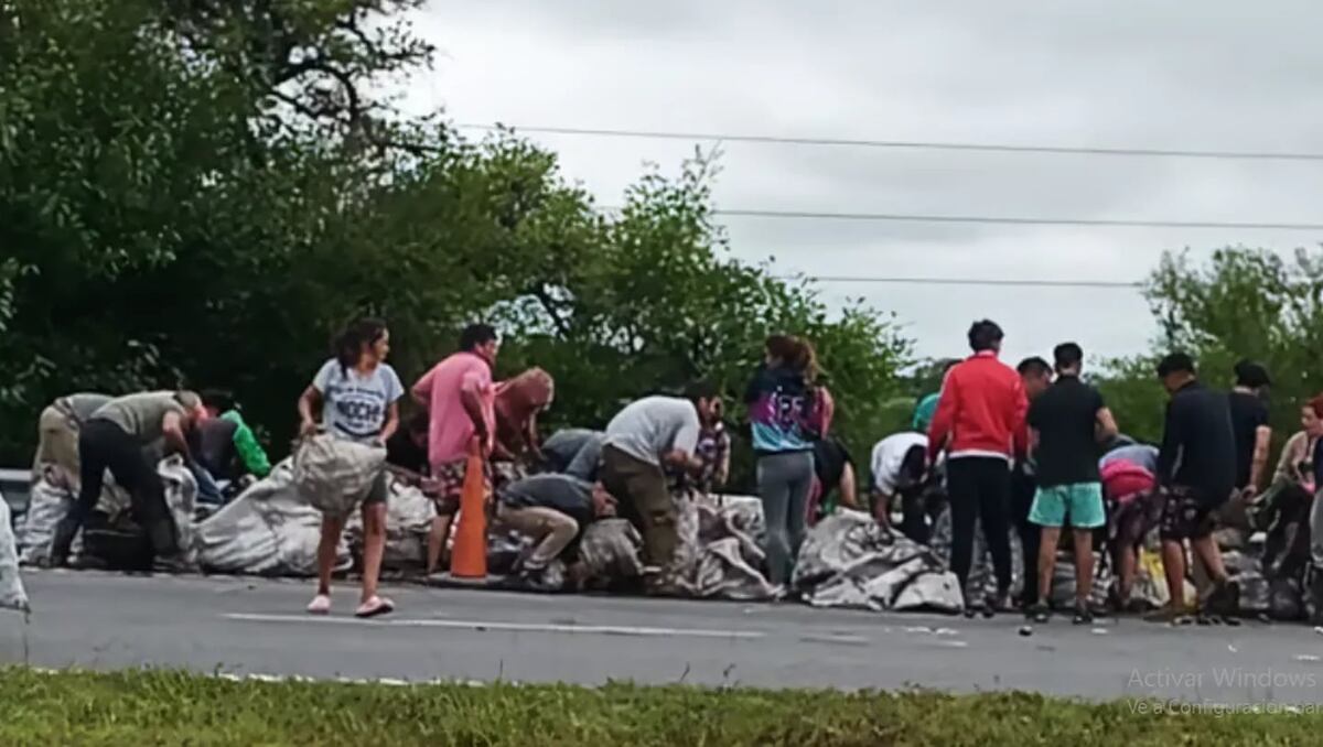 Saqueo. Así se llevaban las papas los vecinos de Baradero. (Gentileza: TN)