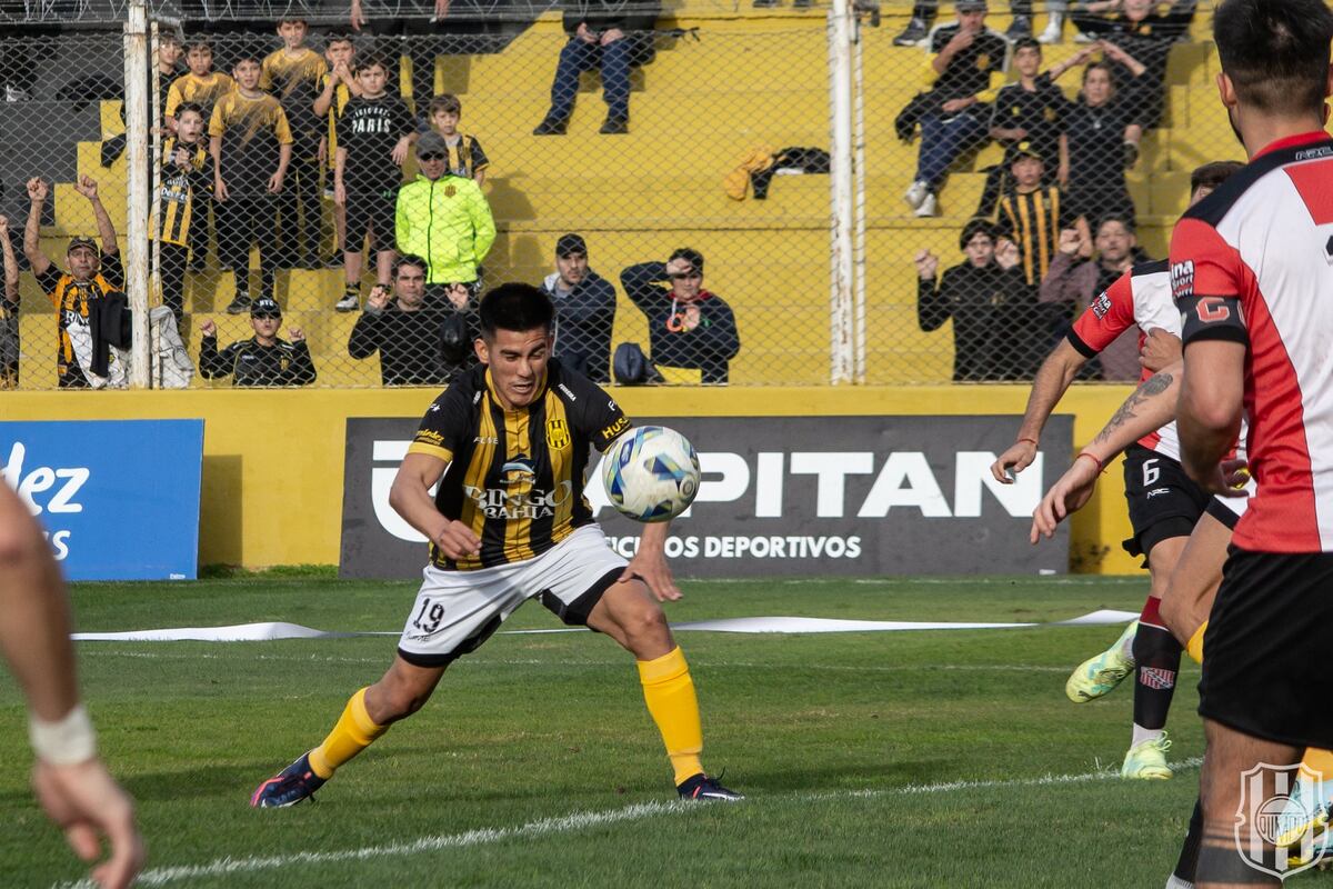 Aldo Araujo y el festejo en su vuelta al gol con Olimpo de Bahía Blanca. (Prensa Olimpo).