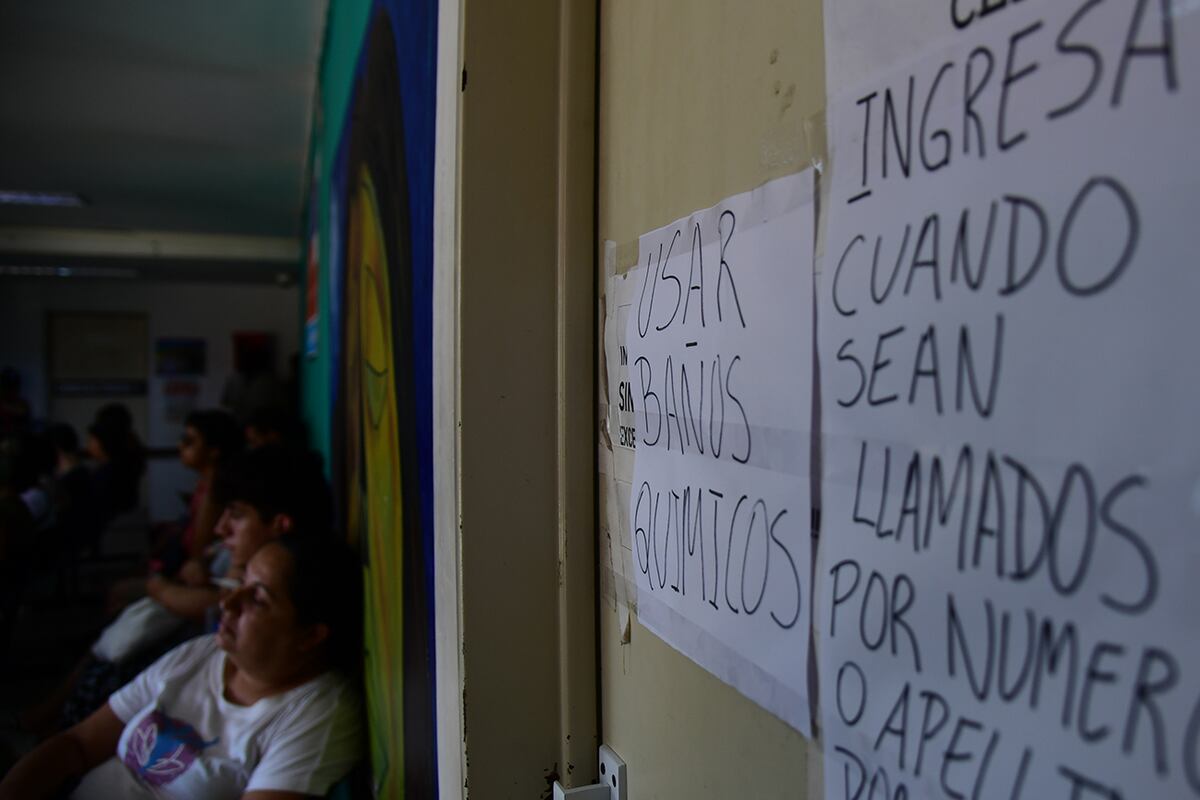 Las personas se acumulan en la guardia del hospital a la espera de que les toqué el turno. (Ramiro Pereyra / La Voz)
