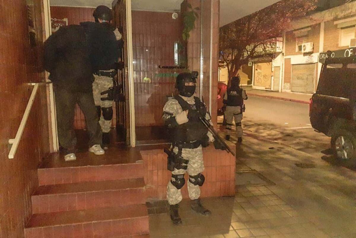In fraganti. En su departamento de barrio Alberdi, detuvieron al hijo de Luciano Benjamín Menéndez por comercializar drogas. (MPF)