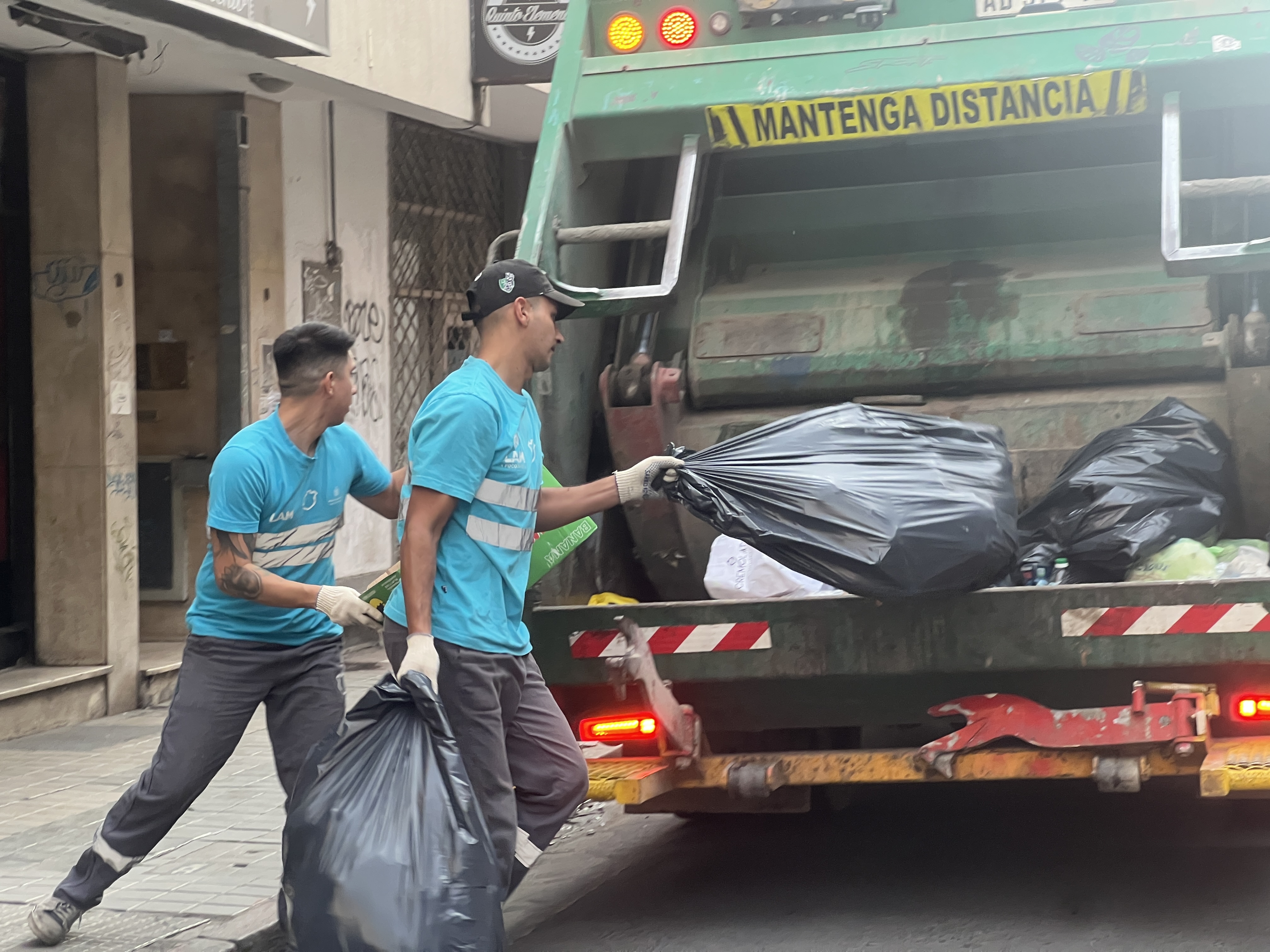 Recolección de residuos durante la jornada de este lunes en la capital. (Municipalidad de Córdoba)