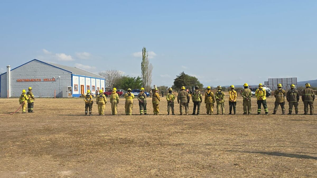 Milei sobrevoló la zona de incendios, pero no aterrizó y los Bomberos quedaron esperando.