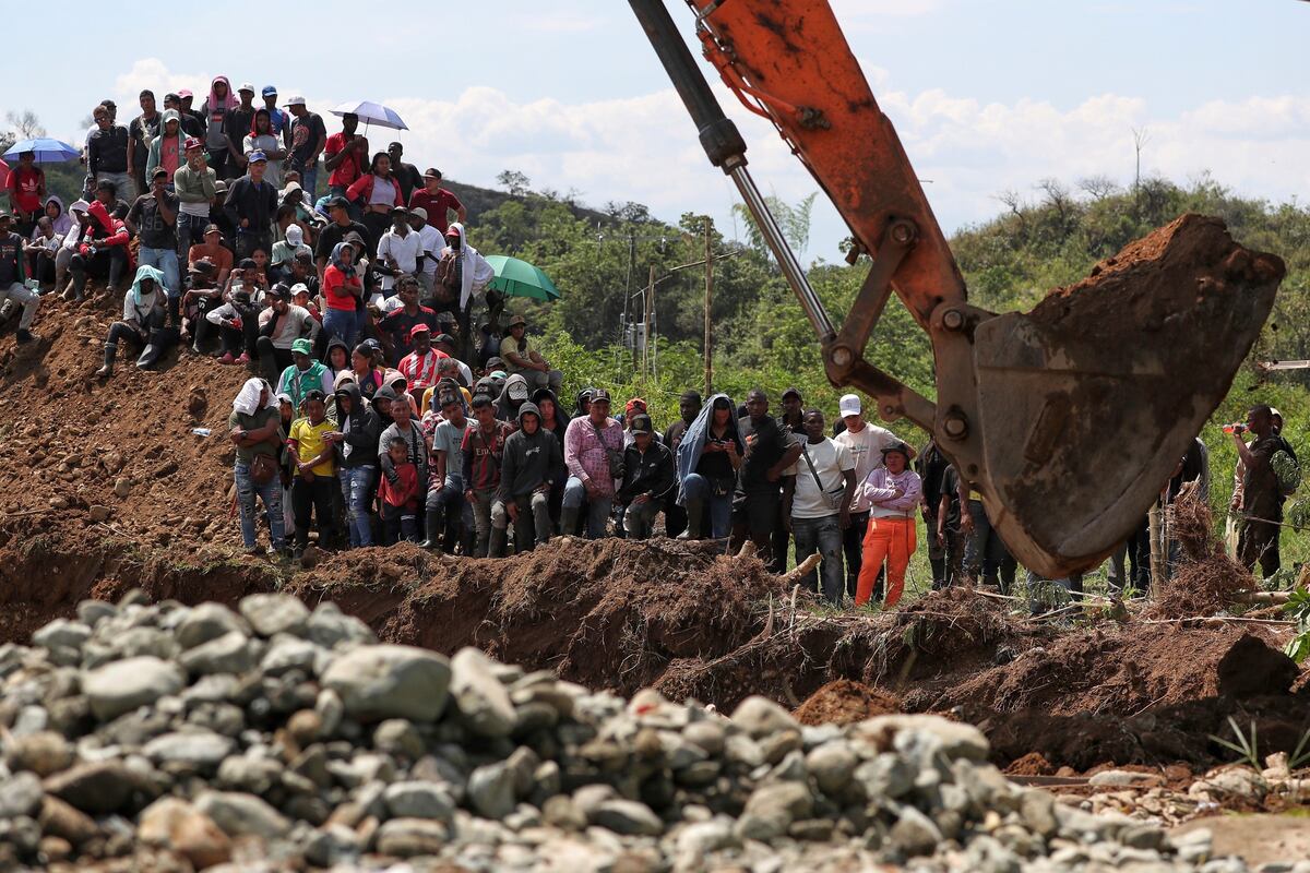 Colombia: siete mineros atrapados tras el derrumbe en una mina ilegal de oro. AP