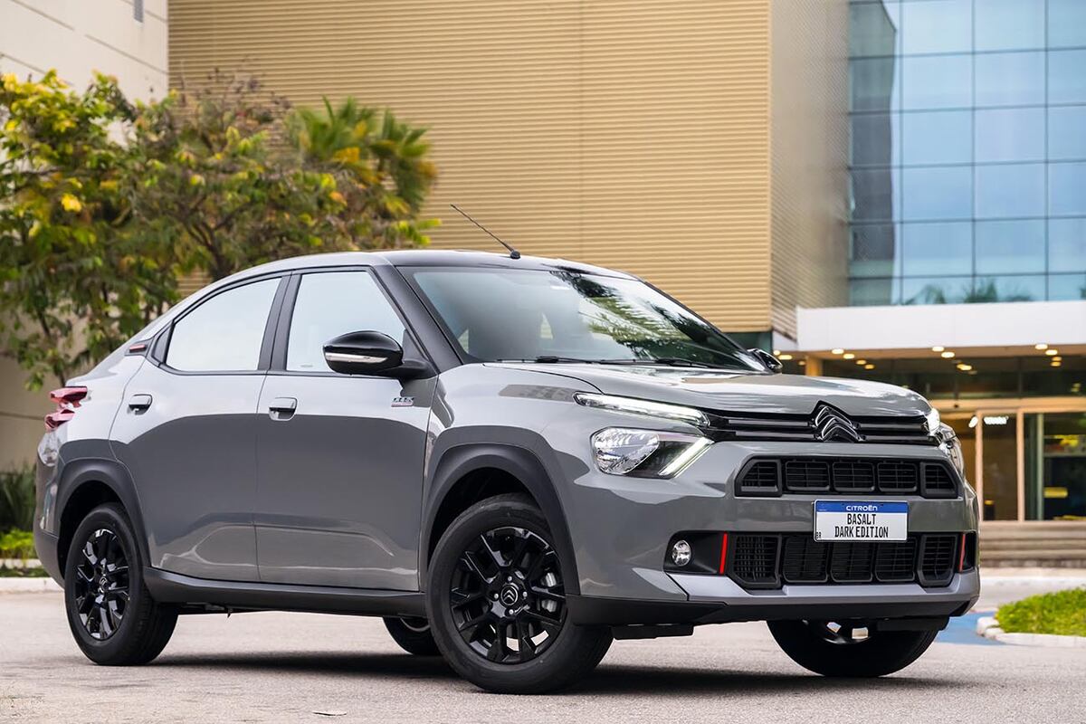 El Basalt Dark Edition se distingue por su estética oscurecida: llantas de aleación negras de 16”.