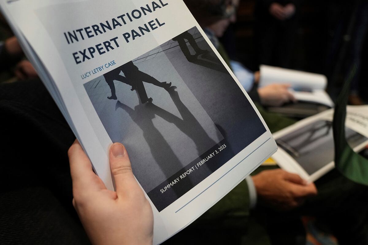 El informe del Panel Internacional de Expertos se da a conocer durante una conferencia de prensa para anunciar "nueva evidencia médica" de un panel internacional de neonatólogos en relación con la condena de la enfermera británica Lucy Letby, en Londres, el martes 4 de febrero de 2025. (Foto AP/Alastair Grant)