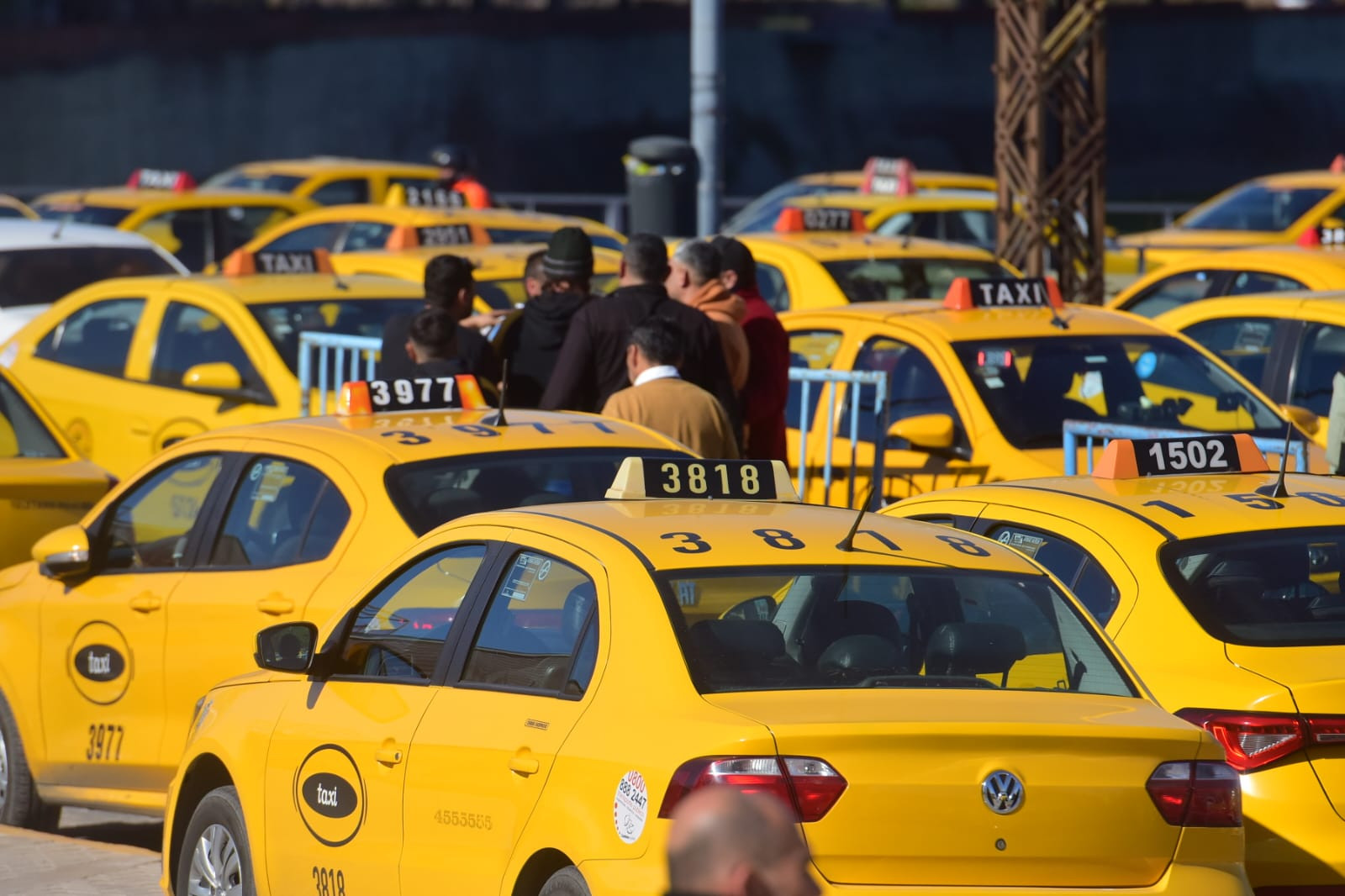 Taxistas y remiseros, agrupados en diversas organizaciones, protestaron varias veces frente al Concejo Deliberante de Córdoba. (José Gabriel Hernández / La Voz)