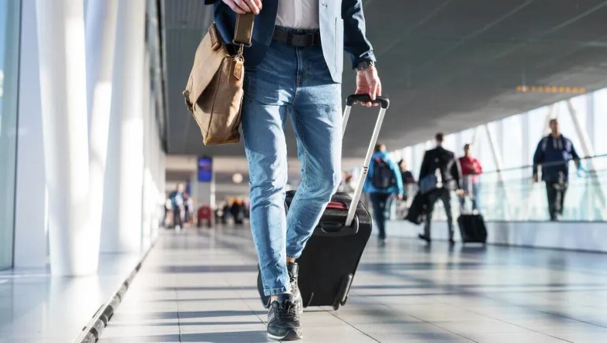 Los especialistas alertar sobre la falta de elasticidad de los jeans para viajar y cómo afectan la circulación durante un vuelo largo.