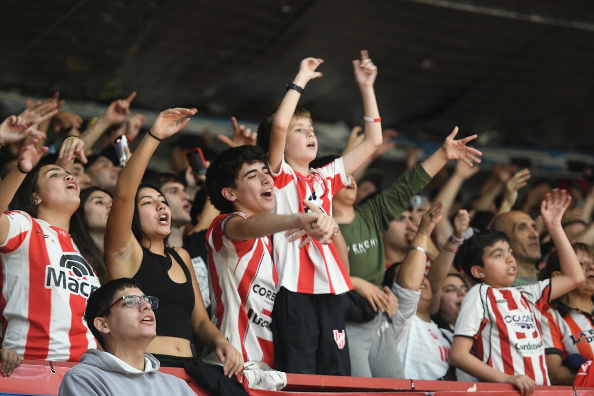 Los hinchas de la Gloria vivieron a pleno la victoria ante Boca en el sexto partido por la final de la LNB. Foto Javier Ferreyra