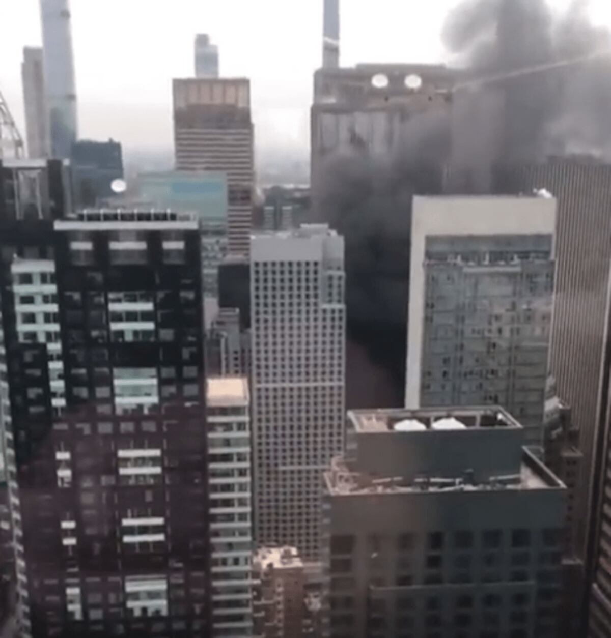 Se incendia un edificio en construcción en Nueva York cercano al Rockefeller Center. (Captura video Twitter)