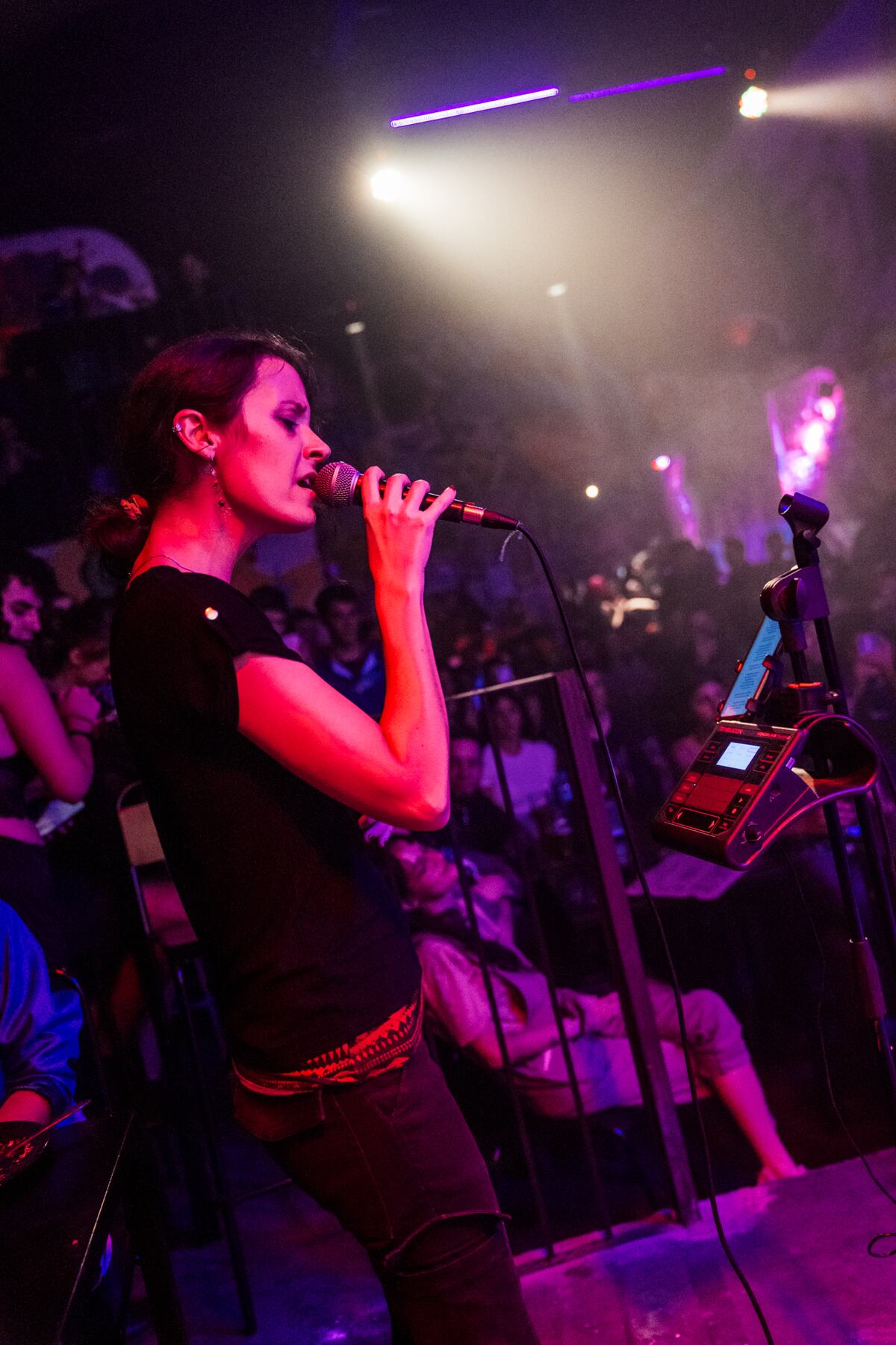 Daniela Dalmasso, la vocalista que pone en dimensión cancionera a sus compañeros de Viernes Deformes. (Prensa VD)