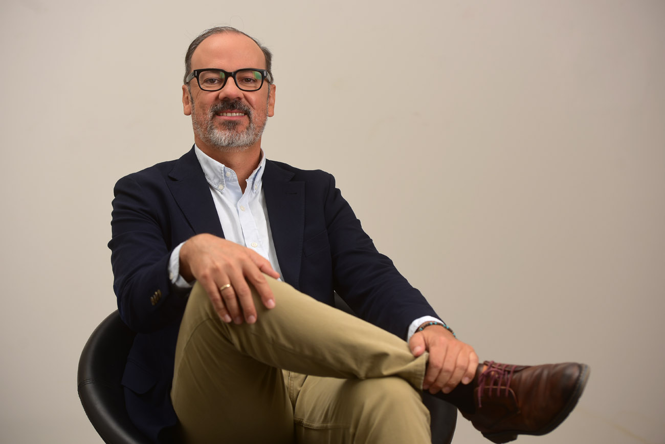 Miguel Carvajal, profesor de periodismo de la Universidad Miguel Hernández de España, en el Streaming de La Voz en Vivo. (Nicolás Bravo / La Voz)