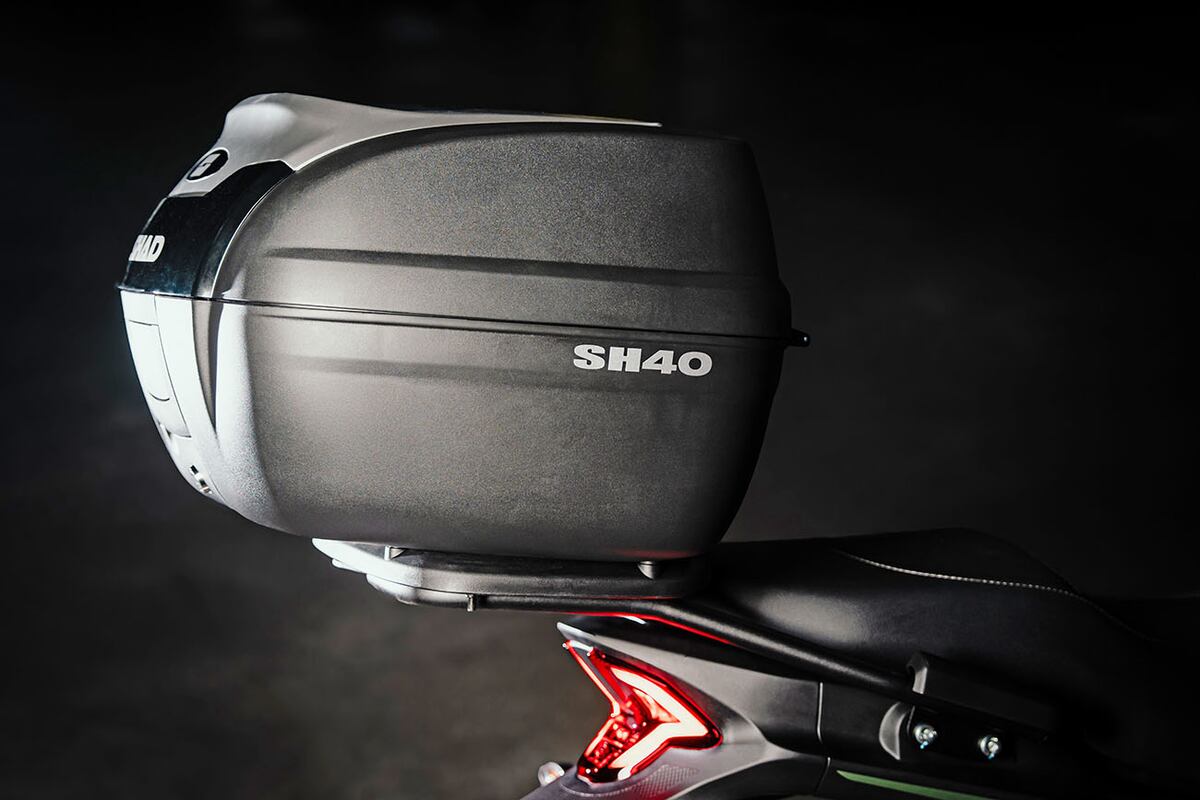 Incluye de serie un pop case Shad  de 40 litros integrado al diseño de la motocicleta.