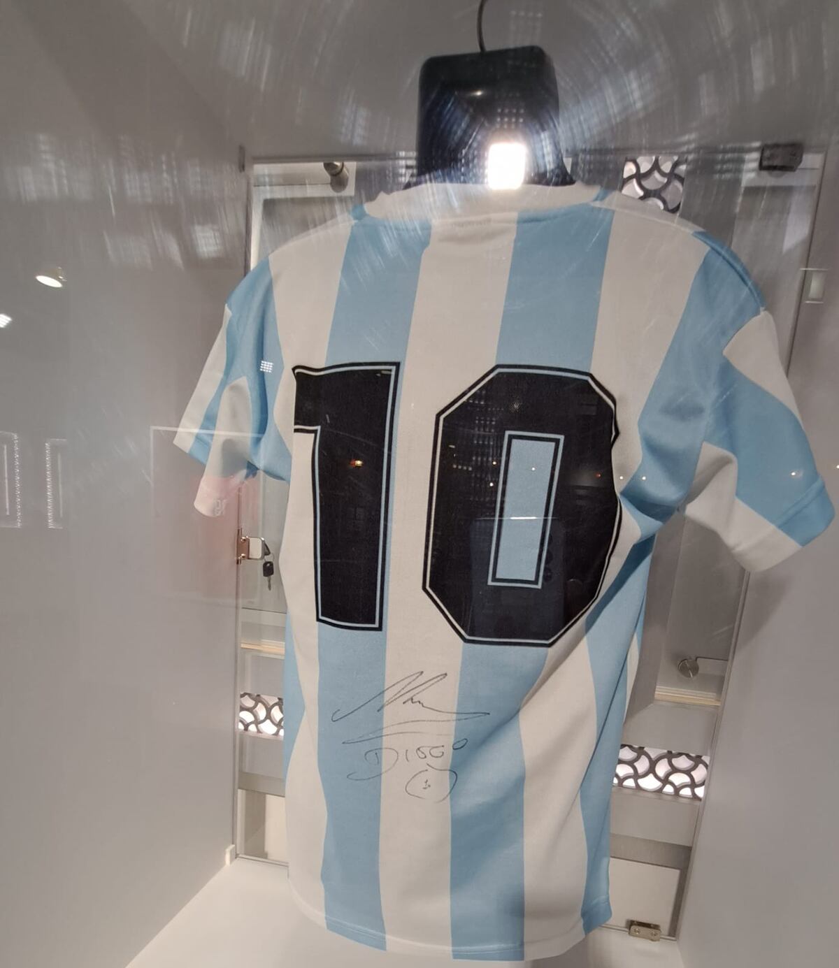 Remera de Diego Maradona en un museo de estampillas. (La Voz)