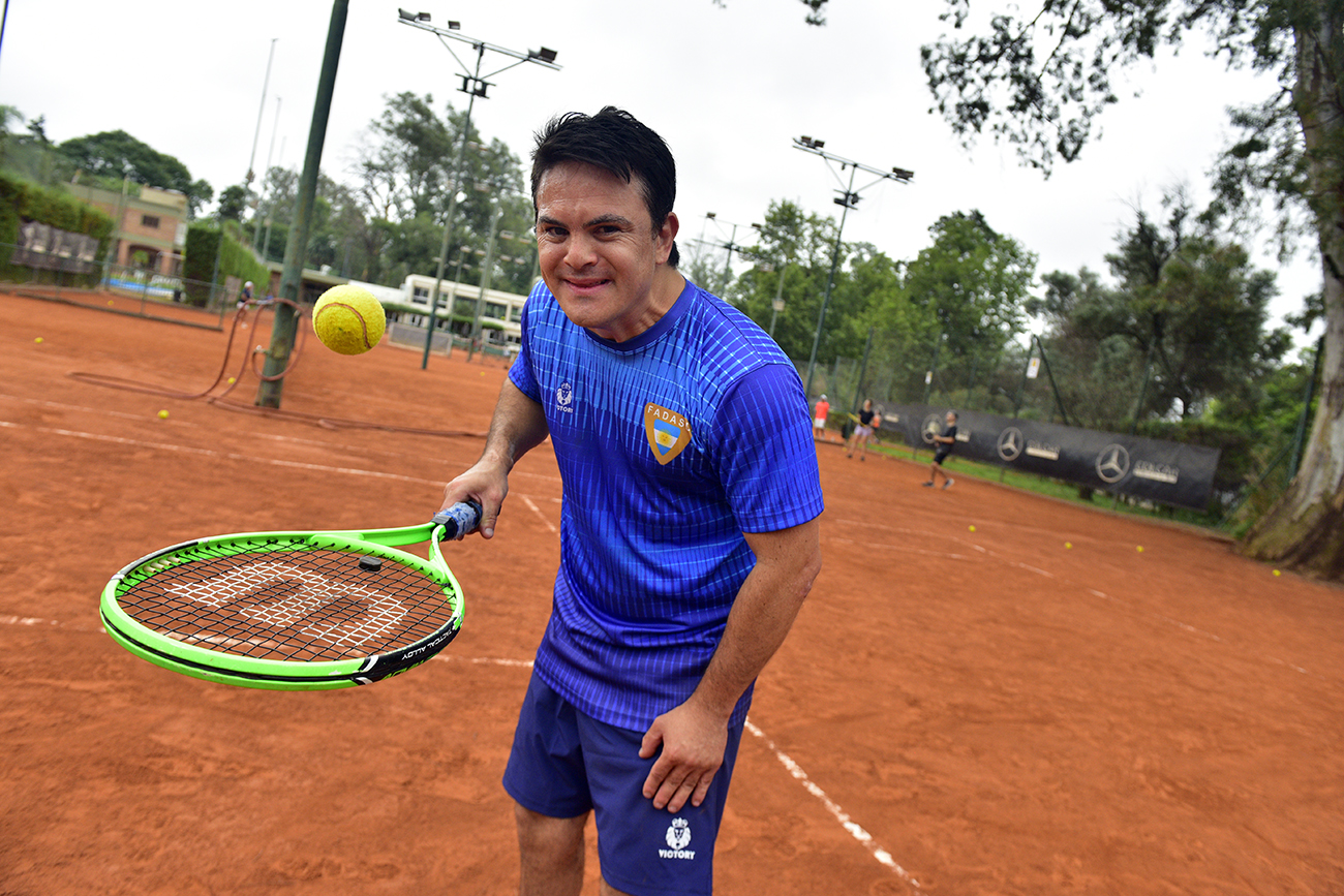Nicolás Argüello, tenista con síndrome de Down que participará de los Trisome Games. (José Gabriel Hernández / La Voz)