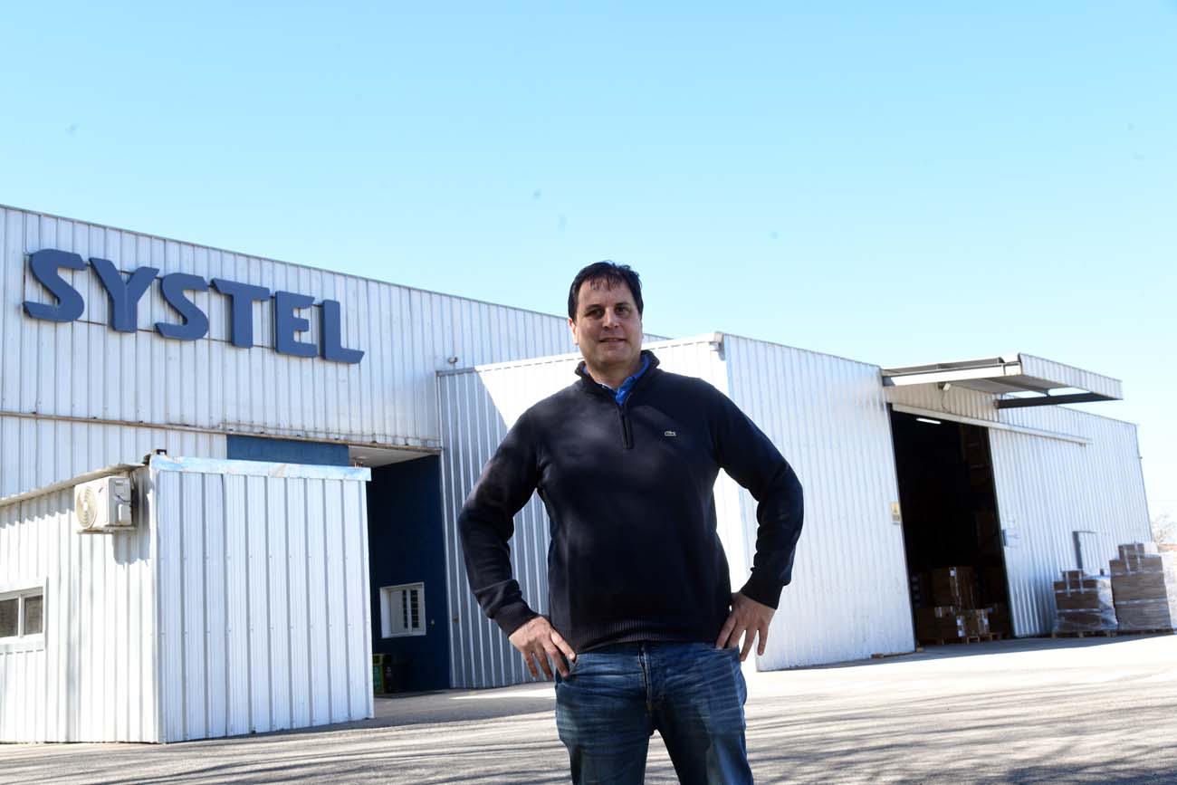 Monea en la planta de Systel sobre la avenida Vélez Sársfield. (Ramiro Pereyra / La Voz)