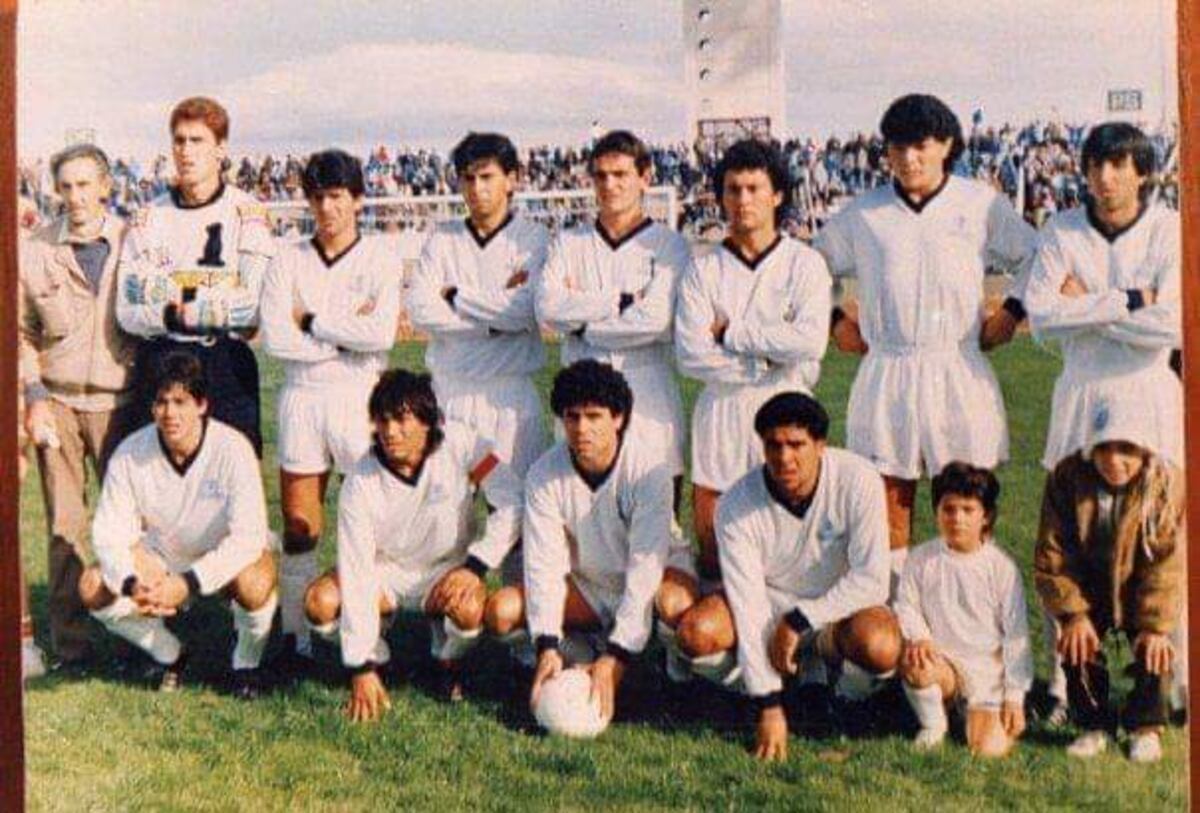 Becacecci jugando una final para Juniors ante Racing en el viejo Chateau Carreras.