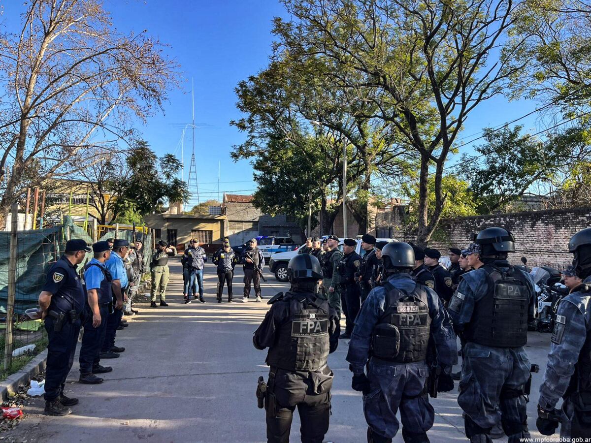 Gran operativo de la Fuerza Policial Antinarcotráfico en varios barrios de la Ciudad de Córdoba.
