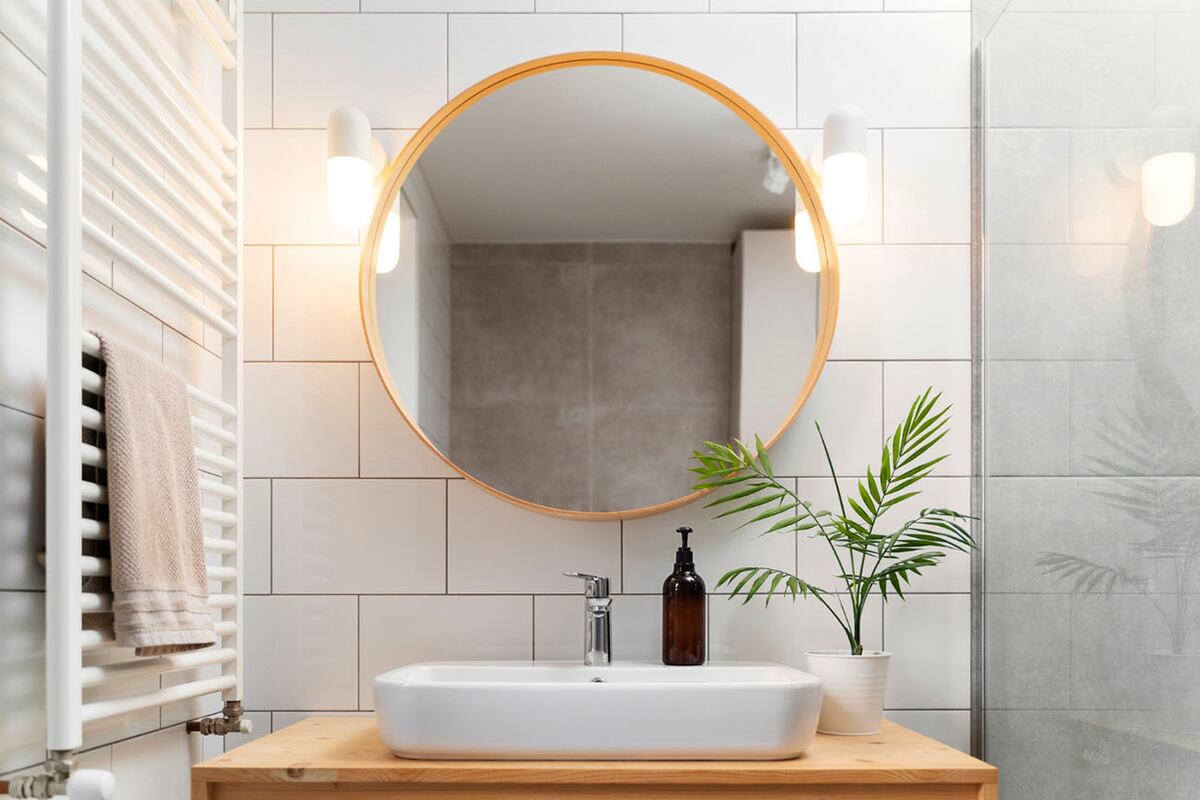 El espejo es esencial en el baño, más en uno pequeño. Cuanto mayor sea su tamaño mejorará la profundidad y luminosidad del sector.