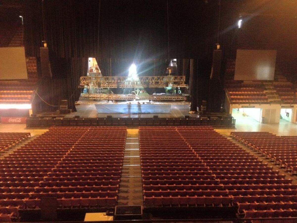 Así se veía el paisaje de butacas color naranja del Orfeo Superdomo de Córdoba, listas para un show.