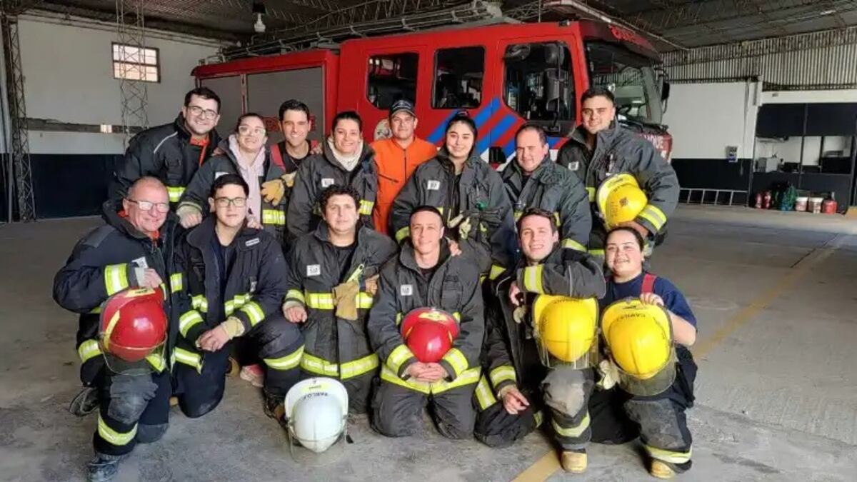Marcelo, entre sus compañeros del cuartel de bomberos voluntarios de Luque (Gentileza)
