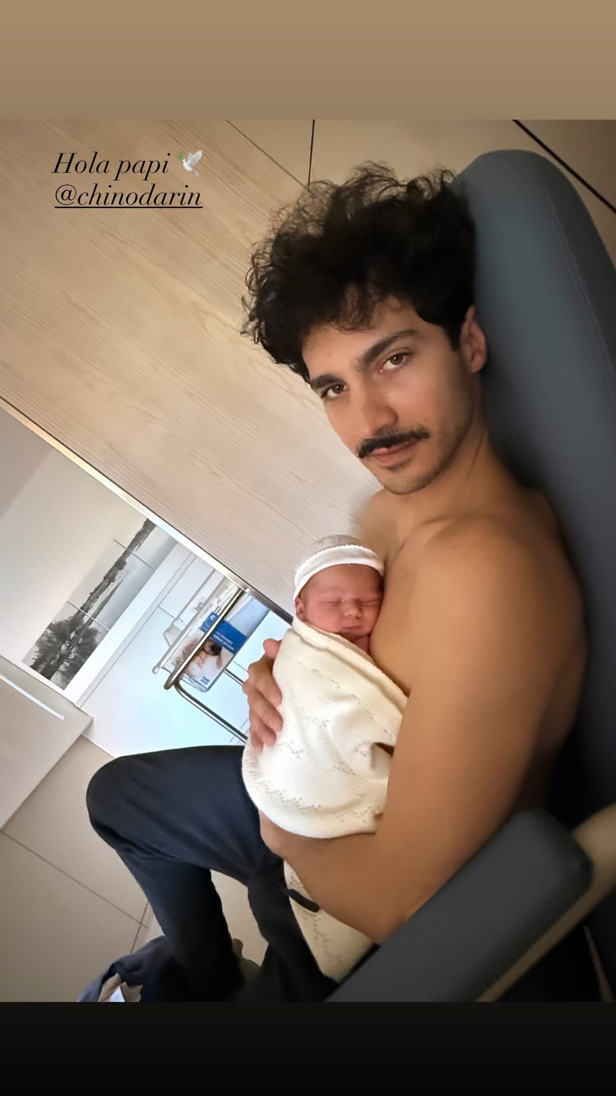 El Chino Darín con su hijo Dante en brazos.