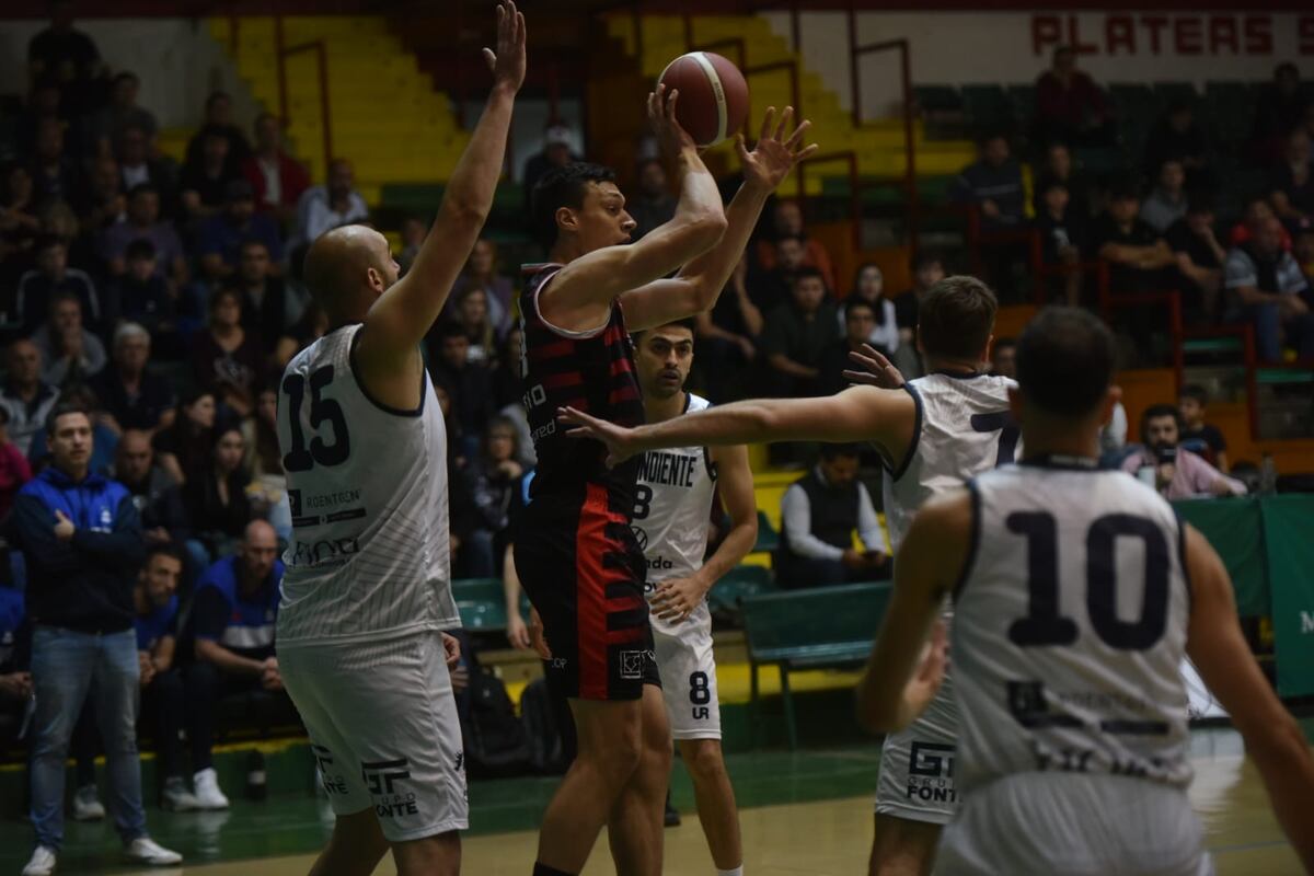 Javier Saiz, una de las figuras de Instituto frente a Independiente de Oliva en la final del Súper 8 cordobés en el Polideportivo Carlos Cerutti. (Facundo Luque / La Voz)