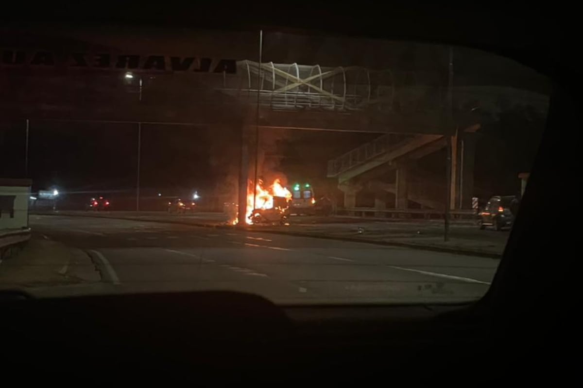 El auto incendiado desde la perspectiva de los periodistas. (La Voz)