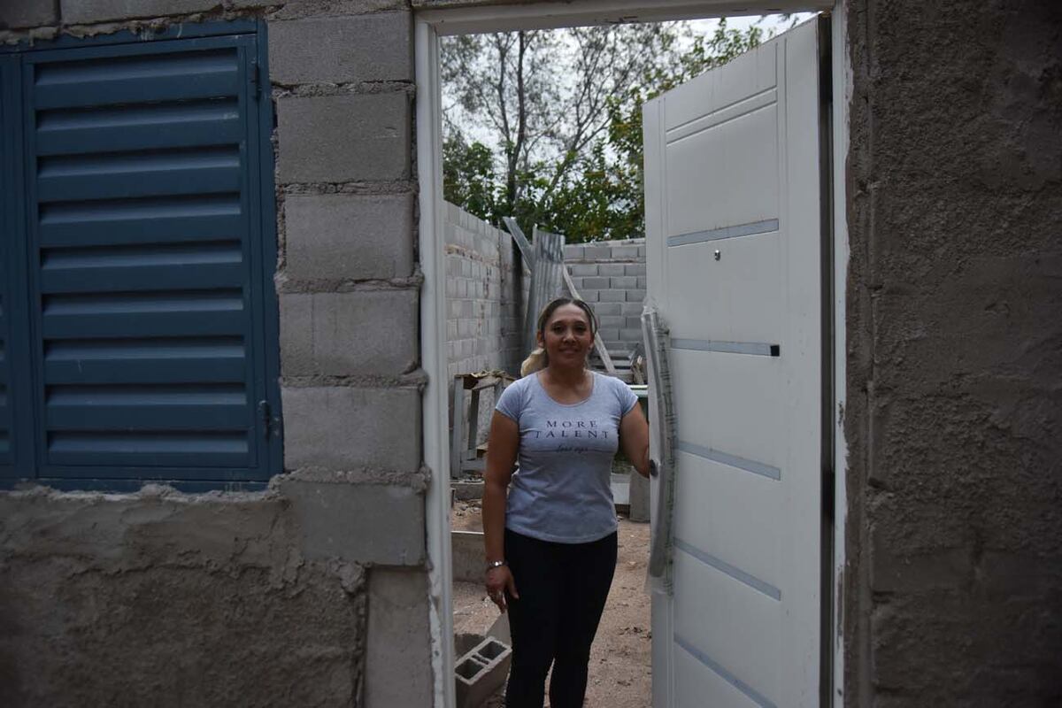 Cintia Bazan dirige hace siete años un comedor en el Chaparral y ahora construye una nueva sede. ( Facundo Luque / La Voz)