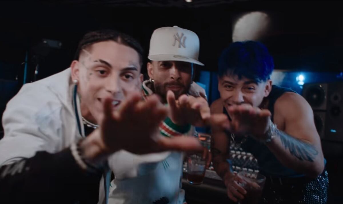 Khea y Luck Ra acompañan a Maluma en el movimiento de manos que hizo popular La Mona Jiménez. (Captura de pantalla).