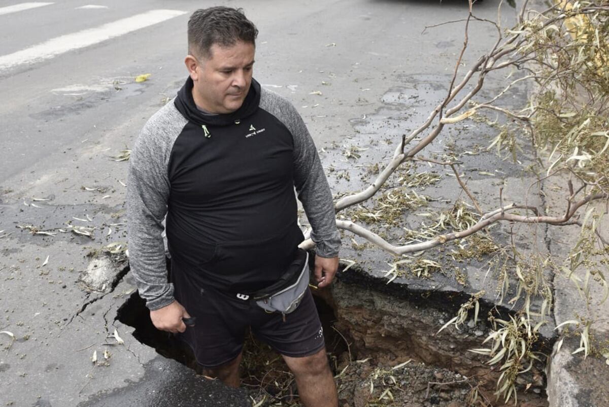 Guillermo fuentes. Se le hundió la rueda de la camioneta en un bache de 1 m de profundidad en Valparaíso y 29 de mayo casi circunvalación. (Pereyra Ramiro/ La Voz)