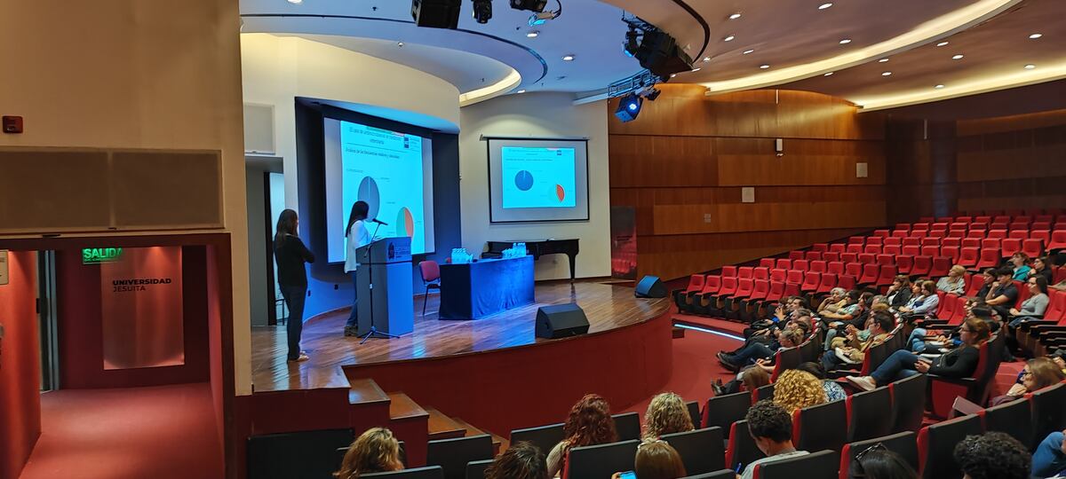 María Pía Belluzo y María Gabriela Irrazábal expusieron los resultados de sus investigaciones sobre resistencia antimicrobiana en animales de compañía y sobre el uso de antobióticos por parte de médicos veterinaros. (UCC).
