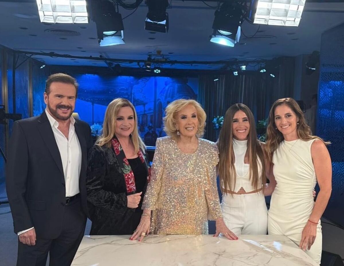 Joaquín y Lucía Galán, y Soledad y Natalia Pastorutti junto a Mirtha Legrand.