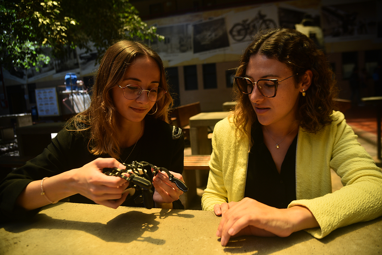 El diseño del prototipo es funcional y mecánico ya que cumple con las funciones de pinza y agarre de objetos, y se adapta a la necesidad de cada persona. (Foto: Pedro Castillo / La Voz)
