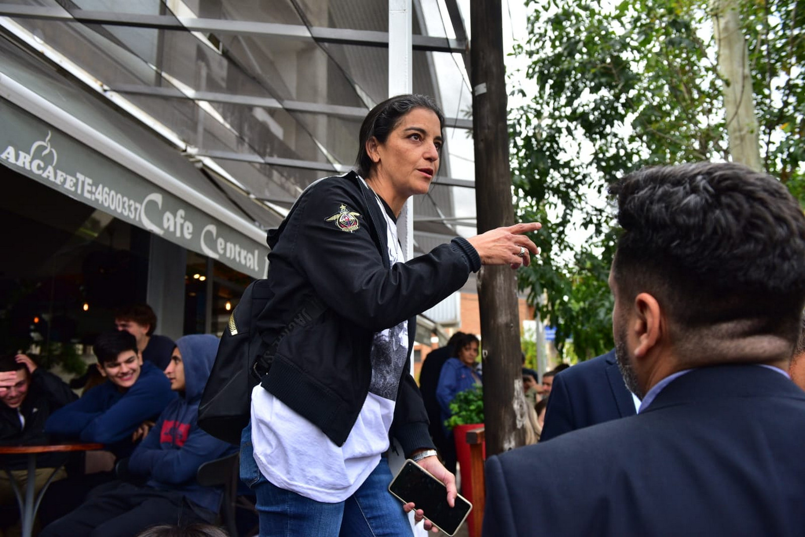 Soledad Laciar, la madre de Blas Correas, a la espera de la sentencia con representantes de organismos de Derechos Humanos. (José Gabriel Hernández / La Voz)