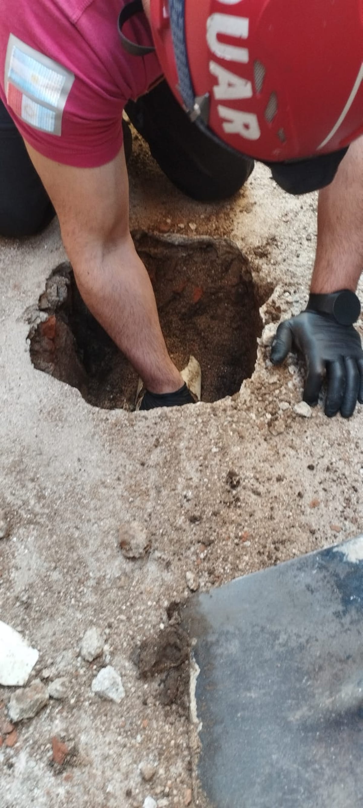 Salvaron la vida de un cachorro que estaba atrapado en un desagüe (Policía de Córdoba)