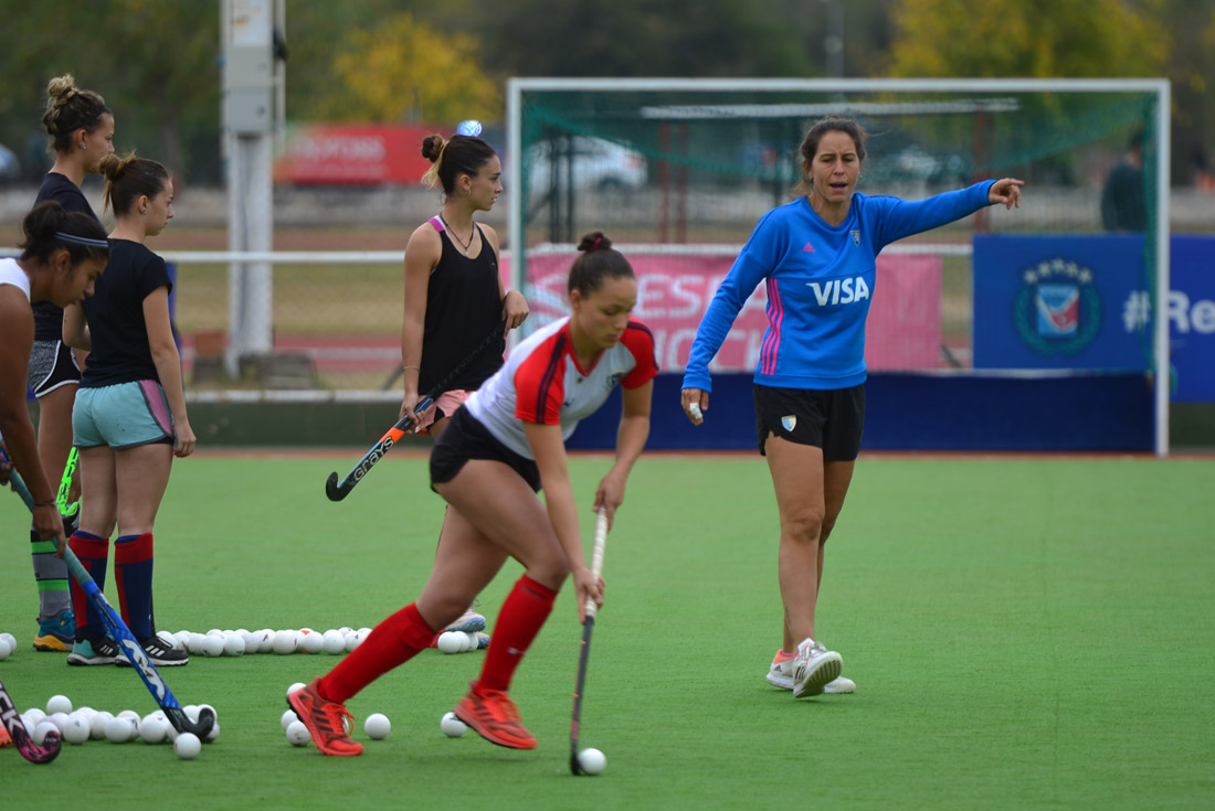 Sofía Maccari, doble medallista olímpica con Las Leonas, es la asistente en el seleccionado de hockey sub 21. (Nicolás Bravo / La Voz)