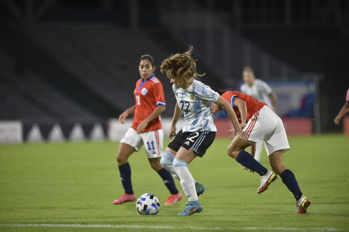 La selección argentina de fútbol femenino y el cotejo ante Chile, con un muy buen marco en el Kempes. (Facundo Luque / La Voz)