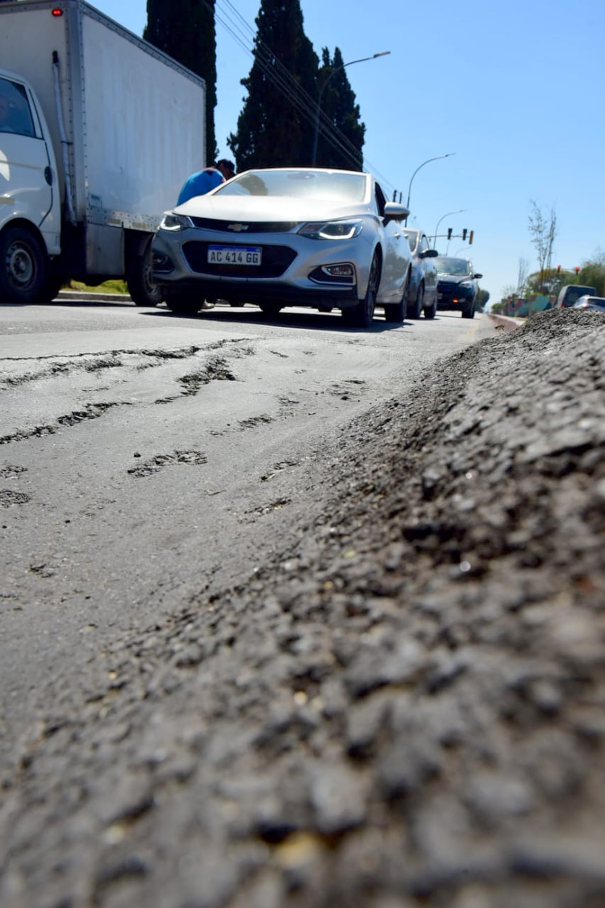 Hundimientos sobre calle Celso Barrios, frente al CPC Jardín, Córdoba. (José Gabriel Hernández / La Voz)