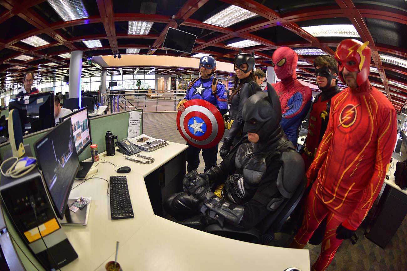 Batman y los superhéroes cordobeses de visita a la Redacción de La Voz para Historias Urbanas. (José Gabriel Hernández / La Voz)