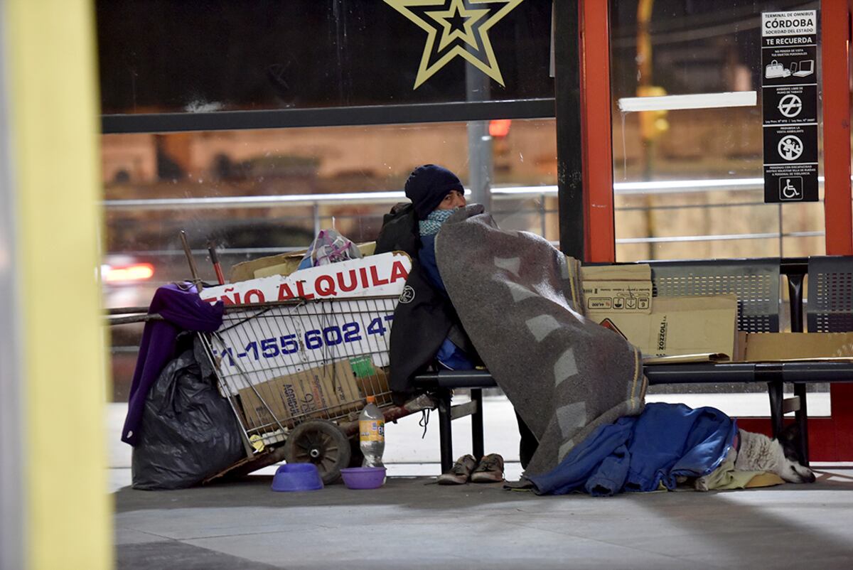 Gente en situación de calle en la ciudd de Córdoba. (Javier Ferreyra / La Voz)