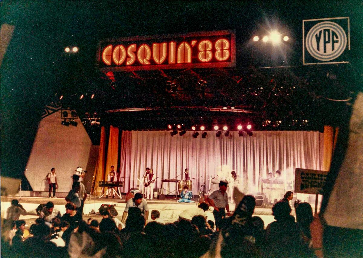 La Mona Jiménez en el Festival Nacional de Folklore de Cosquín de 1988, una noche bisagra en su carrera que es analizada en "La gaita rabiosa". (Gentileza Universo JIménez).