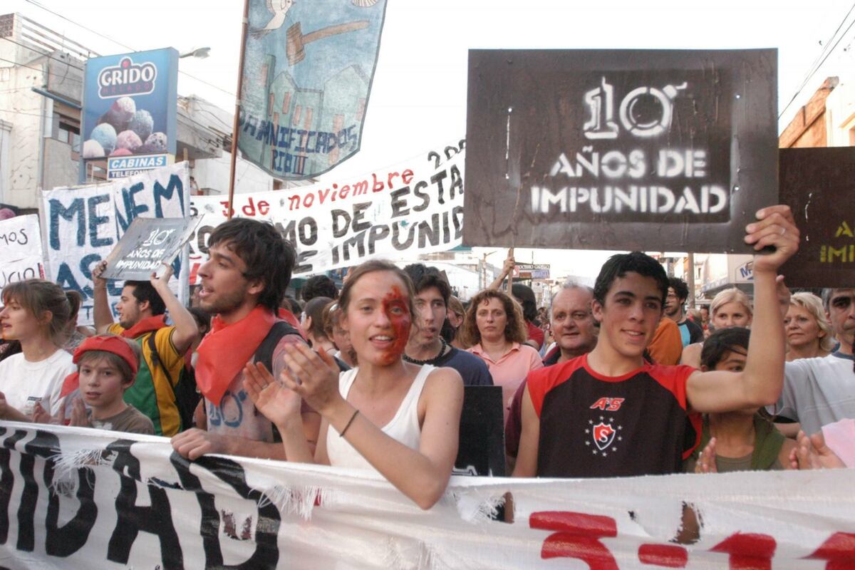 Una de las muchas marcas que en 30 años se hicieron en las calles de Río Tercero por el atentado en la Fábrica Militar en 1995. (La Voz)