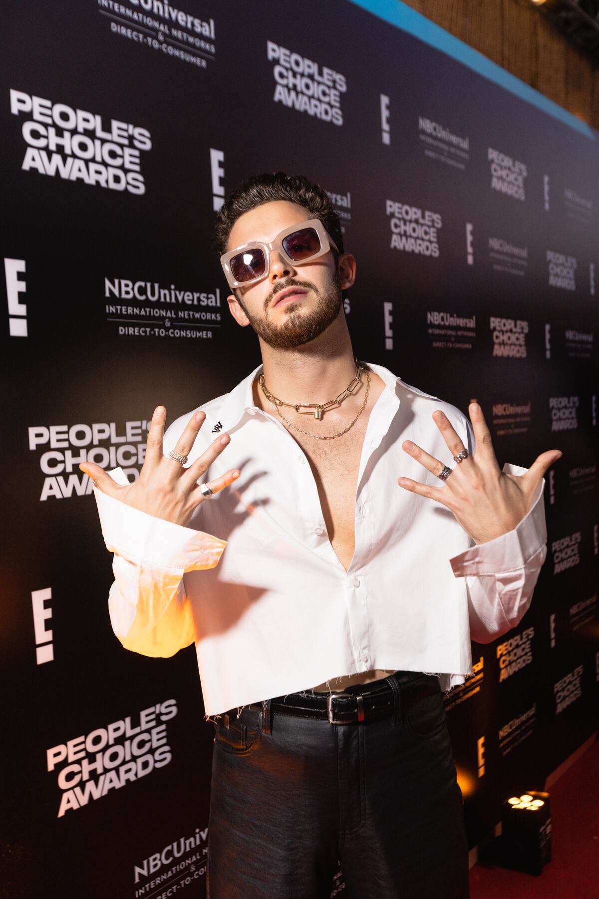 Ruggero en la alfombra roja de la antesala a los People’s choice awards