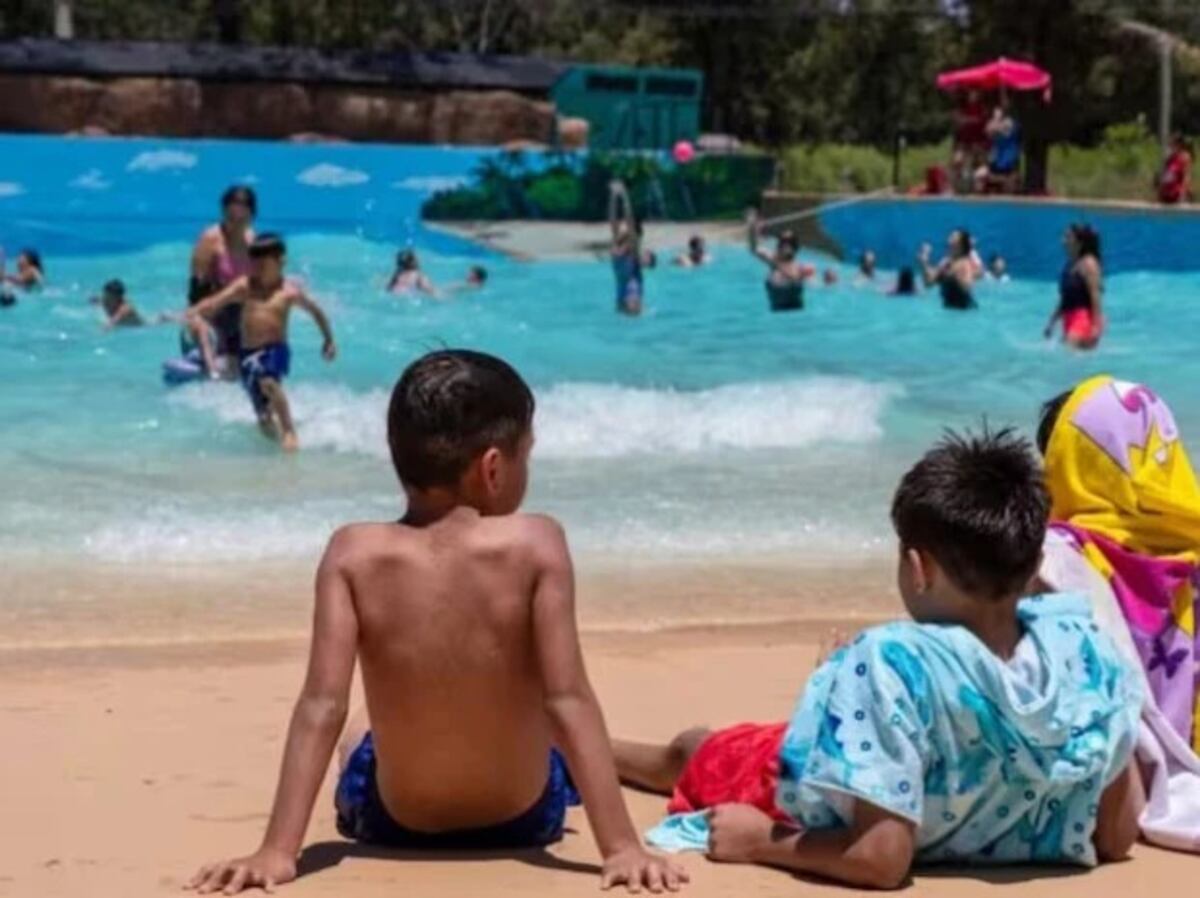 No es el Caribe: la pileta con olas que queda en el Conurbano y es furor