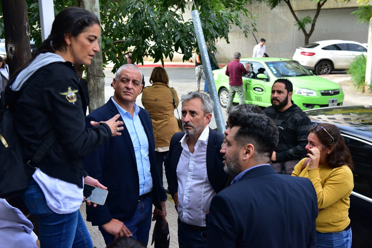Soledad Laciar, la madre de Blas Correas, a la espera de la sentencia con representantes de organismos de Derechos Humanos. (José Gabriel Hernández / La Voz)