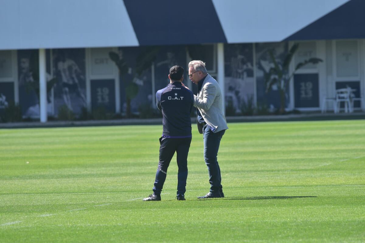El presidente Andrés Fassi en el entrenamiento junto al entrenador Carlos Tevez. (Pedro Castillo / La Voz)